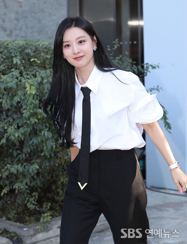 "Nàng thơ quý tộc" xứ Hàn hút hồn với khí chất quá tiểu thư: Sang đến độ stylist chỉ nhìn mà không dám chỉnh váy- Ảnh 2.