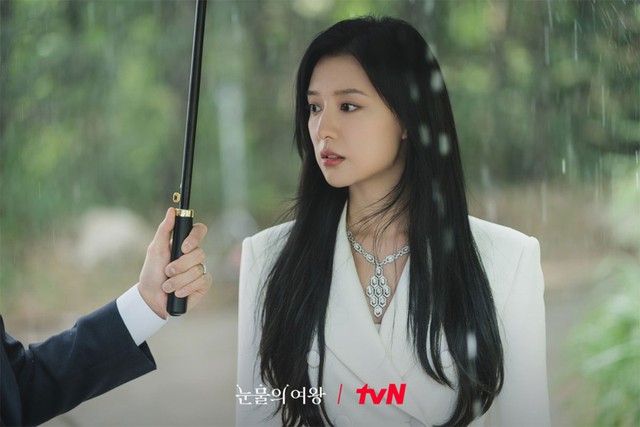 "Nàng thơ quý tộc" xứ Hàn hút hồn với khí chất quá tiểu thư: Sang đến độ stylist chỉ nhìn mà không dám chỉnh váy- Ảnh 13.