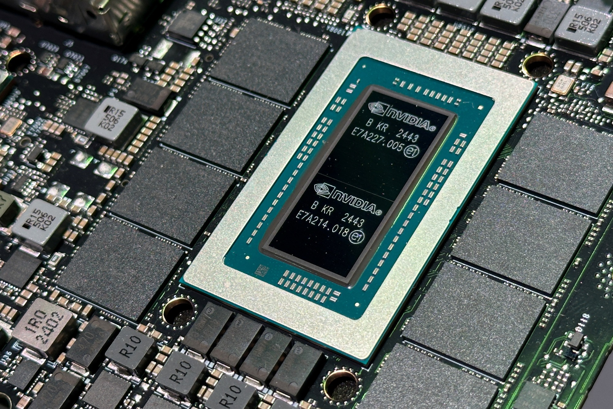 Lo chip AI bị tuồn sang Trung Quốc, Mỹ tính kích hoạt công nghệ “báo vị trí” giấu trong GPU NVIDIA?- Ảnh 1. Lo chip AI bị tuồn sang Trung Quốc, Mỹ tính kích hoạt công nghệ “báo vị trí” giấu trong GPU NVIDIA?- Ảnh 1.