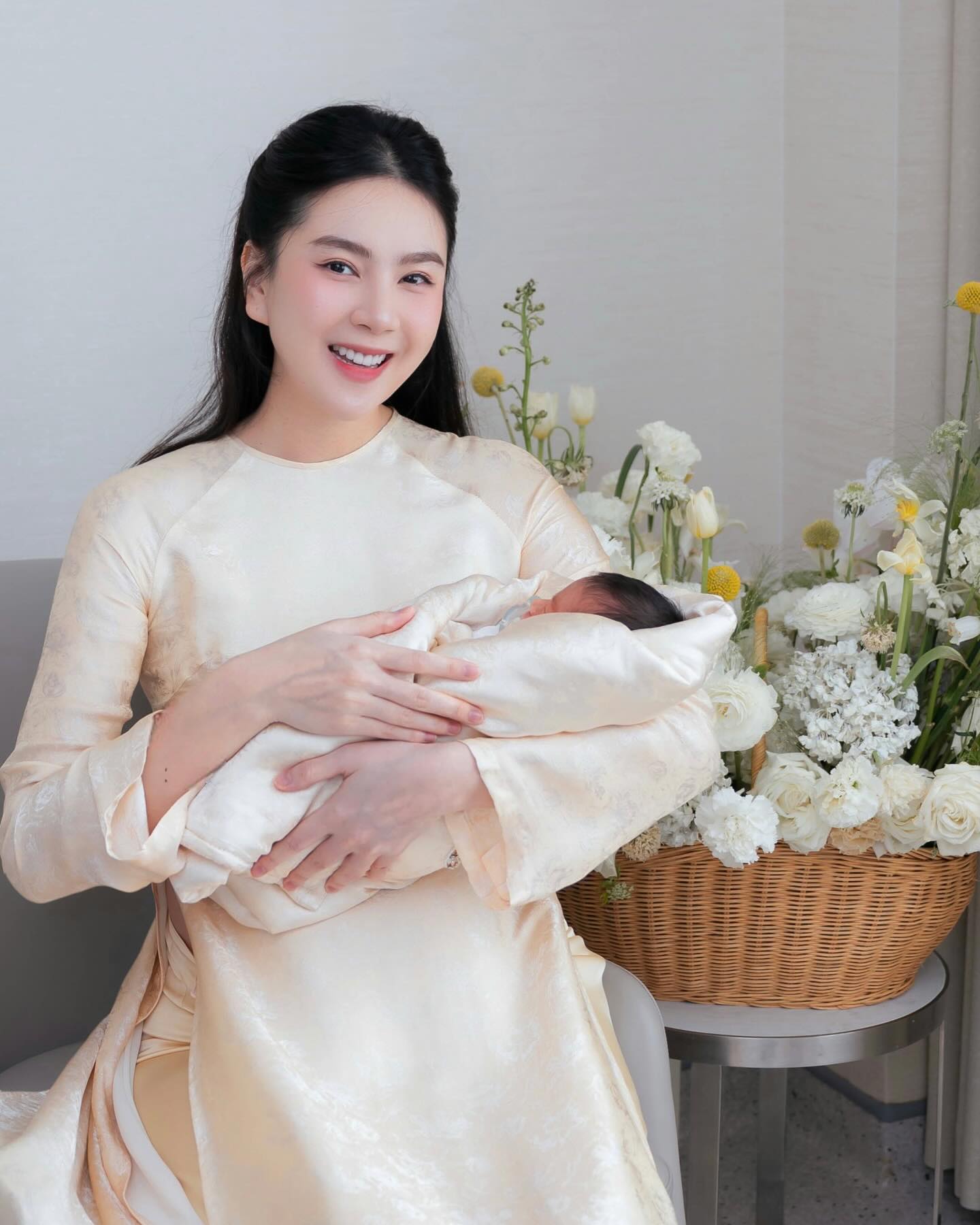 Con dâu nổi tiếng đại gia Bắc Giang công bố hình ảnh giấu kín suốt 10 tháng- Ảnh 2. Con dâu nổi tiếng đại gia Bắc Giang công bố hình ảnh giấu kín suốt 10 tháng- Ảnh 2.