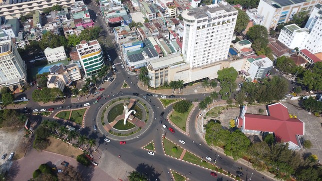 Bộ Chính trị đồng ý duy trì chính sách đặc thù cho các xã, phường mới ở Buôn Ma Thuột- Ảnh 1. Bộ Chính trị đồng ý duy trì chính sách đặc thù cho các xã, phường mới ở Buôn Ma Thuột- Ảnh 1.
