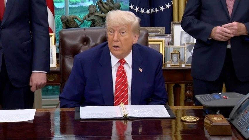 Ông Trump công bố thỏa thuận thương mại sơ bộ với Anh, bitcoin trở lại mốc 100.000 USD, Down Jones tăng hơn 250 điểm- Ảnh 1. Ông Trump công bố thỏa thuận thương mại sơ bộ với Anh, bitcoin trở lại mốc 100.000 USD, Down Jones tăng hơn 250 điểm- Ảnh 1.
