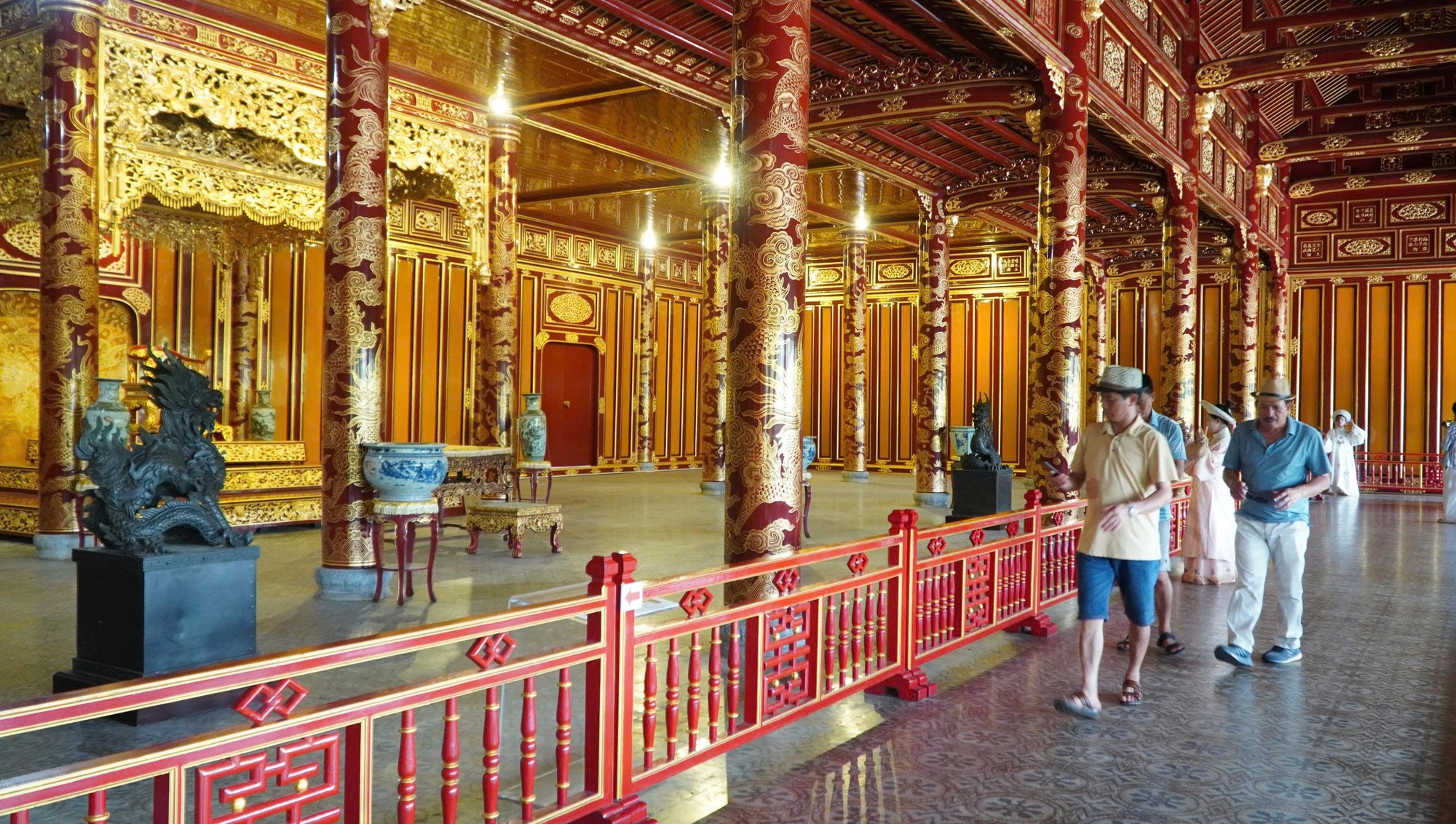 Vụ ngai vua triều Nguyễn bị xâm hại: Cho thôi việc 2 bảo vệ- Ảnh 1. Vụ ngai vua triều Nguyễn bị xâm hại: Cho thôi việc 2 bảo vệ- Ảnh 1.