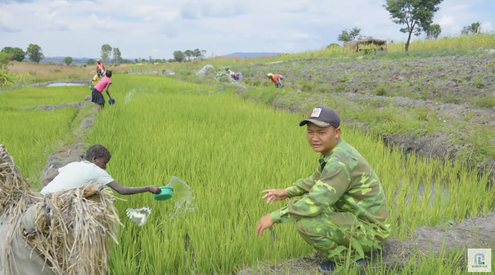 Nghi vấn trang trại của Quang Linh Vlogs ở Angola chỉ là phim trường, trồng lúa để làm content: Thực hư ra sao?- Ảnh 7. Nghi vấn trang trại của Quang Linh Vlogs ở Angola chỉ là phim trường, trồng lúa để làm content: Thực hư ra sao?- Ảnh 7.