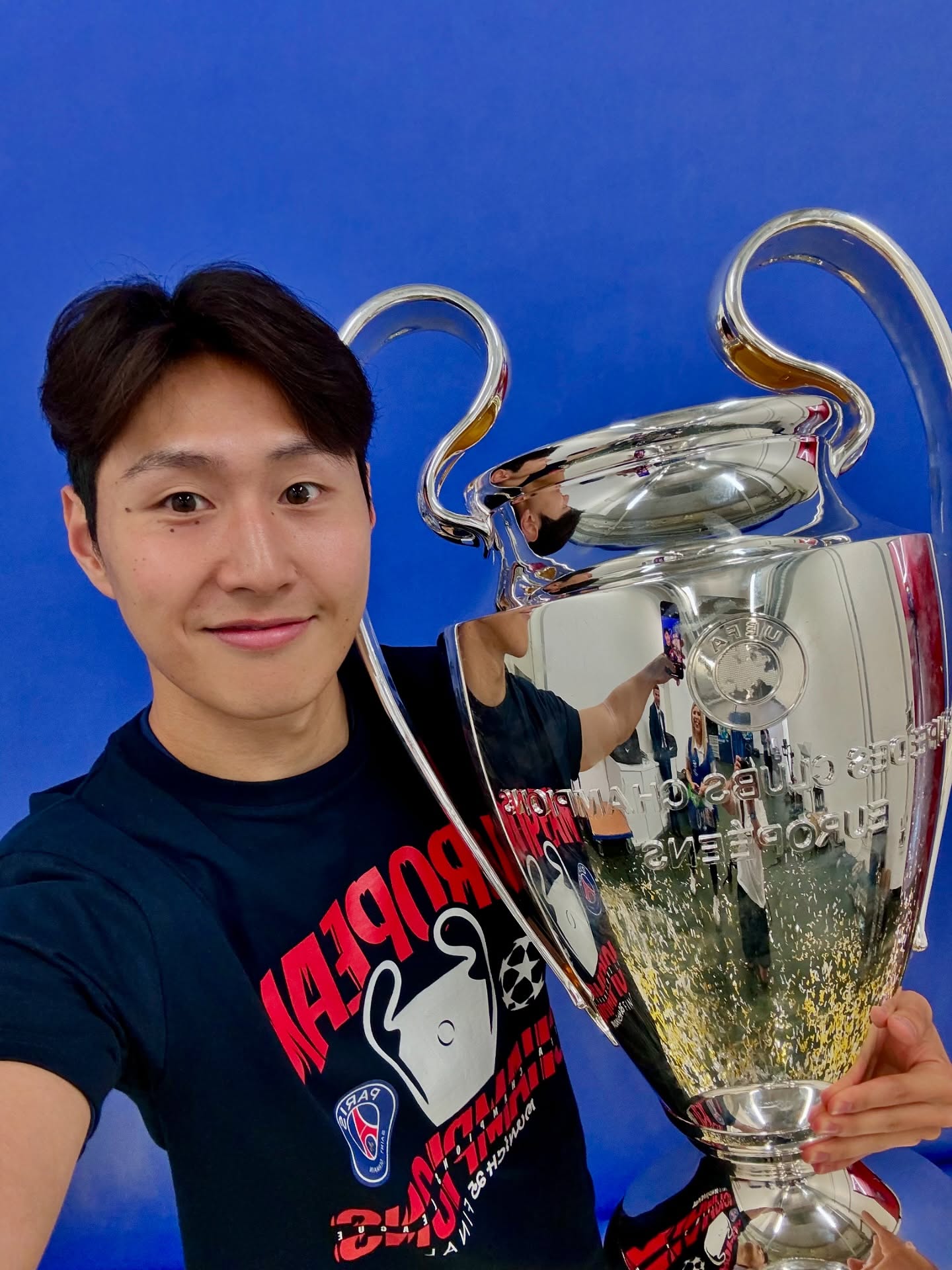 Cầu thủ triệu fan đeo huy chương vô địch Champions League cho bạn gái tiểu thư tài phiệt siêu giàu, visual couple gây sốt!- Ảnh 1. Cầu thủ triệu fan đeo huy chương vô địch Champions League cho bạn gái tiểu thư tài phiệt siêu giàu, visual couple gây sốt!- Ảnh 1.