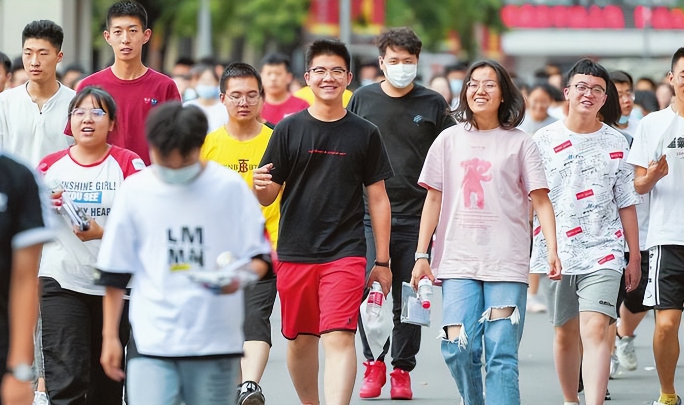 Thủ khoa đại học, Tiến sĩ danh giá kiếm hơn 40 tỷ đồng/năm TỰ VẪN vì bị đuổi việc - Câu chuyện đau lòng là bài học cảnh tỉnh nhiều cha mẹ!- Ảnh 3. Thủ khoa đại học, Tiến sĩ danh giá kiếm hơn 40 tỷ đồng/năm TỰ VẪN vì bị đuổi việc - Câu chuyện đau lòng là bài học cảnh tỉnh nhiều cha mẹ!- Ảnh 3.