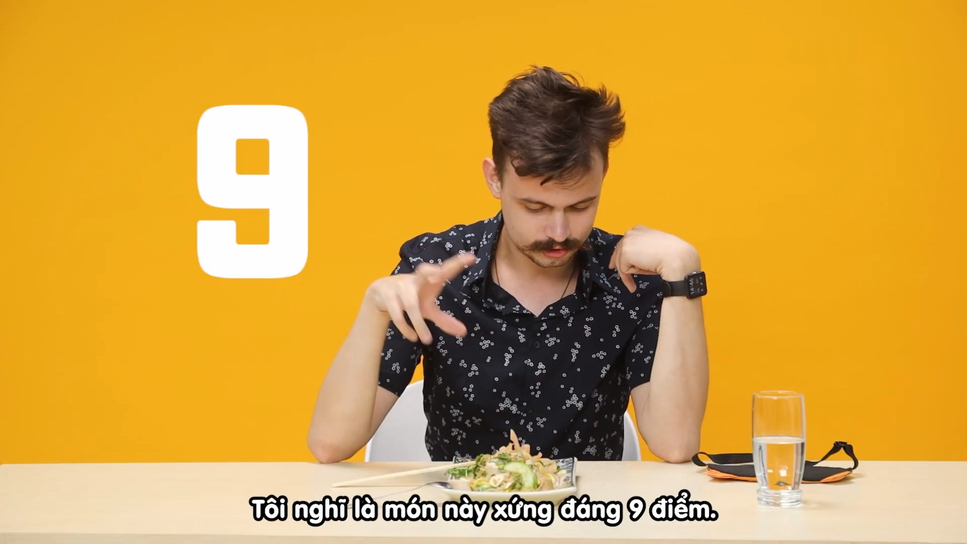 Khách Nga thốt lên “trời đất ơi” ngay khi nhìn thấy 1 món ăn vặt của Việt Nam, nếm 1 miếng liền bỏ cuộc- Ảnh 2. Khách Nga thốt lên “trời đất ơi” ngay khi nhìn thấy 1 món ăn vặt của Việt Nam, nếm 1 miếng liền bỏ cuộc- Ảnh 2.