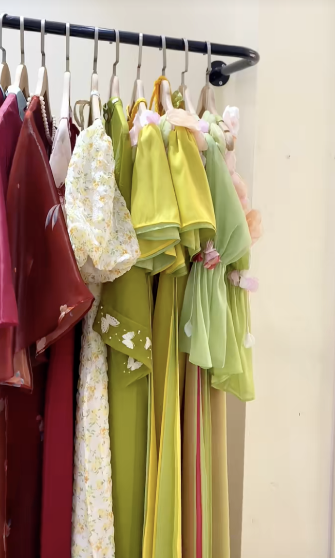 "Sống trong nhung lụa" vẫn “sốc” khi nhận về một chiếc áo rách gấu- Ảnh 1. "Sống trong nhung lụa" vẫn “sốc” khi nhận về một chiếc áo rách gấu- Ảnh 1.