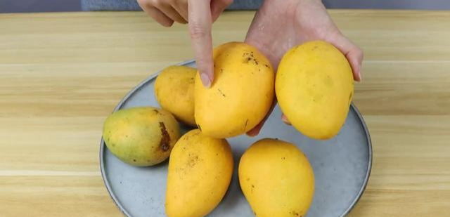 Dân buôn xoài có 4 mẹo chọn xoài chuẩn, chín ngọt tự nhiên, quả nào thịt cũng dày mà hạt siêu lép- Ảnh 3. Dân buôn xoài có 4 mẹo chọn xoài chuẩn, chín ngọt tự nhiên, quả nào thịt cũng dày mà hạt siêu lép- Ảnh 3.