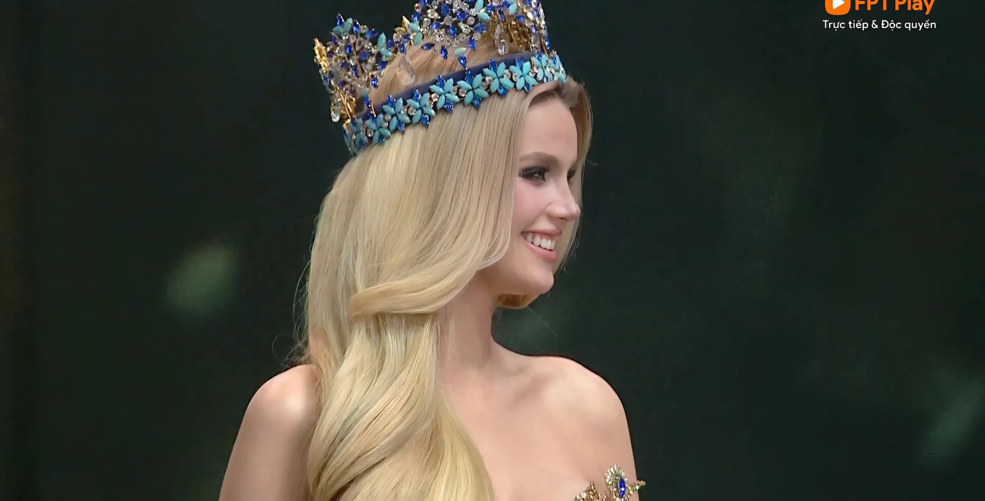 Nữ hoàng Elsa trên sân khấu Miss World: Từ người đến váy đều đẹp vô thực, một nửa có công ekip Việt Nam- Ảnh 4. Nữ hoàng Elsa trên sân khấu Miss World: Từ người đến váy đều đẹp vô thực, một nửa có công ekip Việt Nam- Ảnh 4.