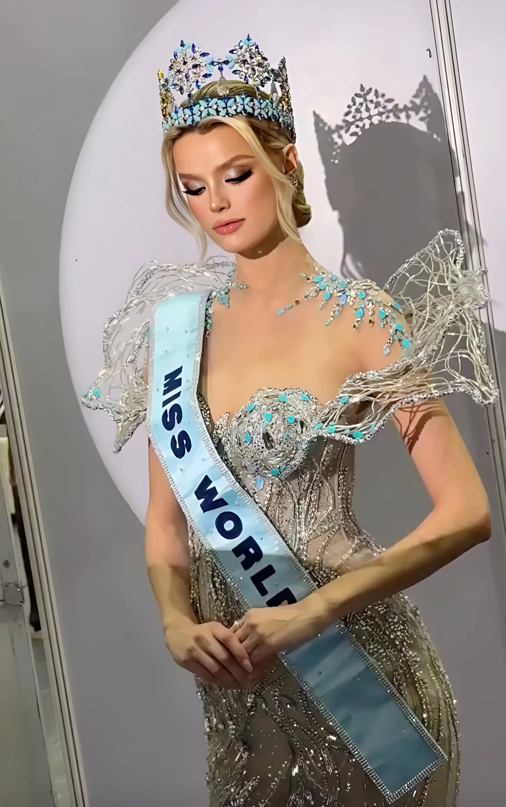 Nữ hoàng Elsa trên sân khấu Miss World: Từ người đến váy đều đẹp vô thực, một nửa có công ekip Việt Nam- Ảnh 5. Nữ hoàng Elsa trên sân khấu Miss World: Từ người đến váy đều đẹp vô thực, một nửa có công ekip Việt Nam- Ảnh 5.