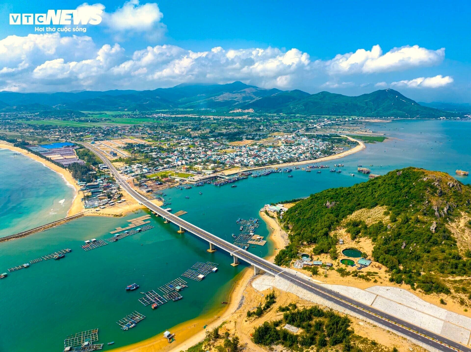 Những cung đường ven biển đẹp như tranh vẽ tại Bình Định - Ảnh 18. Những cung đường ven biển đẹp như tranh vẽ tại Bình Định - Ảnh 18.