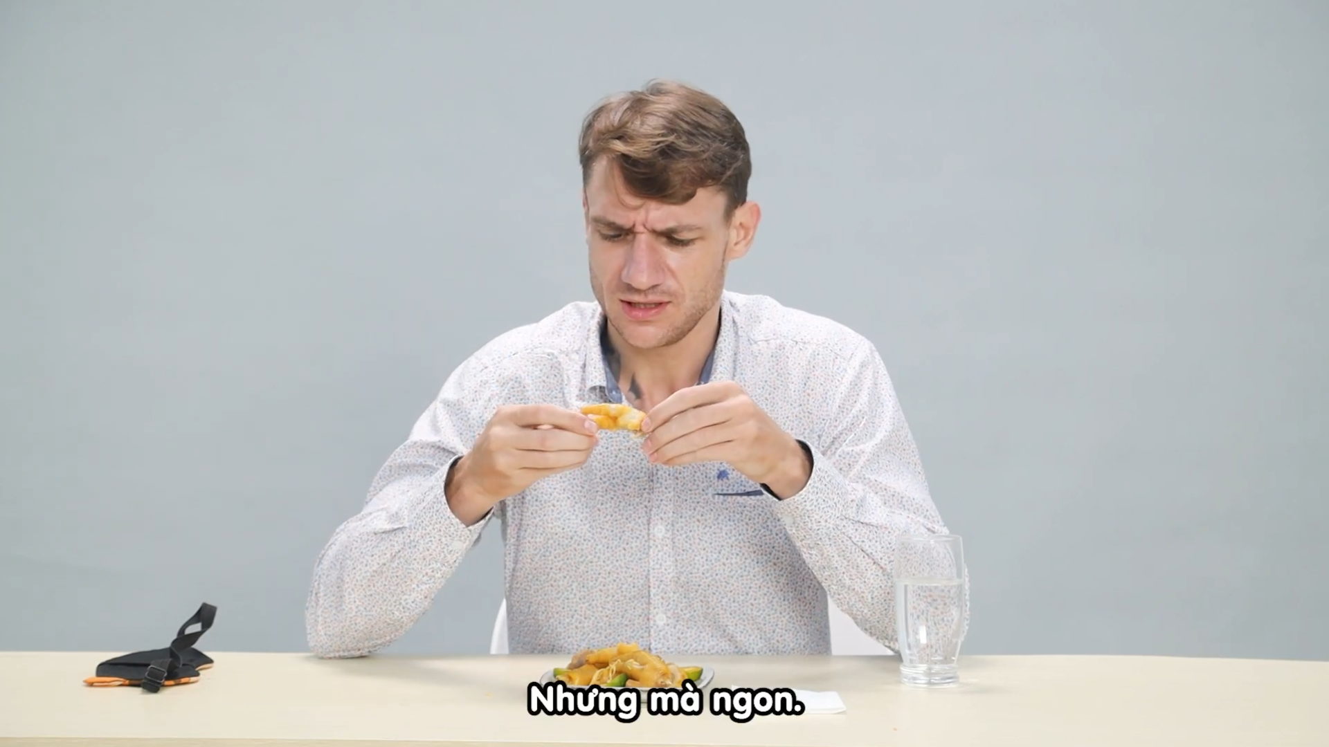 Khách Nga thốt lên “trời đất ơi” ngay khi nhìn thấy 1 món ăn vặt của Việt Nam, nếm 1 miếng liền bỏ cuộc- Ảnh 1. Khách Nga thốt lên “trời đất ơi” ngay khi nhìn thấy 1 món ăn vặt của Việt Nam, nếm 1 miếng liền bỏ cuộc- Ảnh 1.