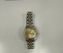 Sân bay Tân Sơn Nhất tìm người bỏ quên đồng hồ "logo Rolex", giày "có chữ Versace"- Ảnh 1. Sân bay Tân Sơn Nhất tìm người bỏ quên đồng hồ "logo Rolex", giày "có chữ Versace"- Ảnh 1.