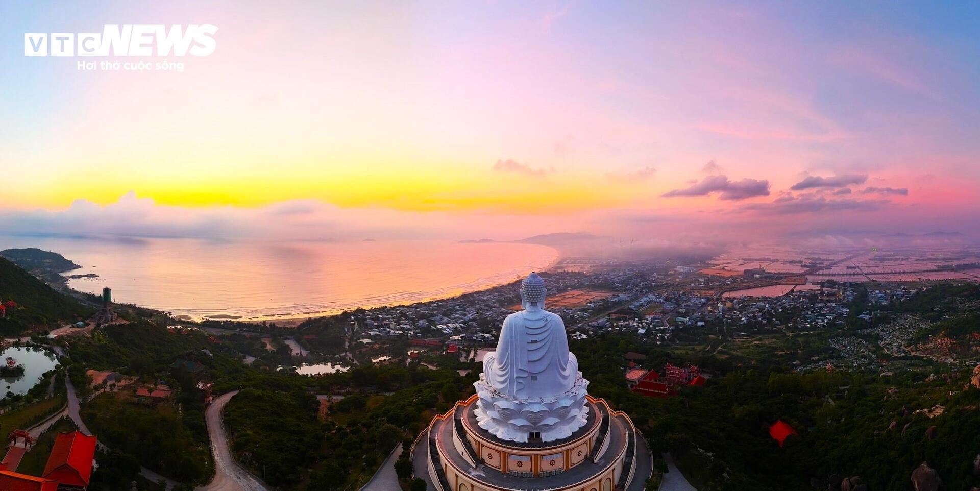 Những cung đường ven biển đẹp như tranh vẽ tại Bình Định - Ảnh 8. Những cung đường ven biển đẹp như tranh vẽ tại Bình Định - Ảnh 8.