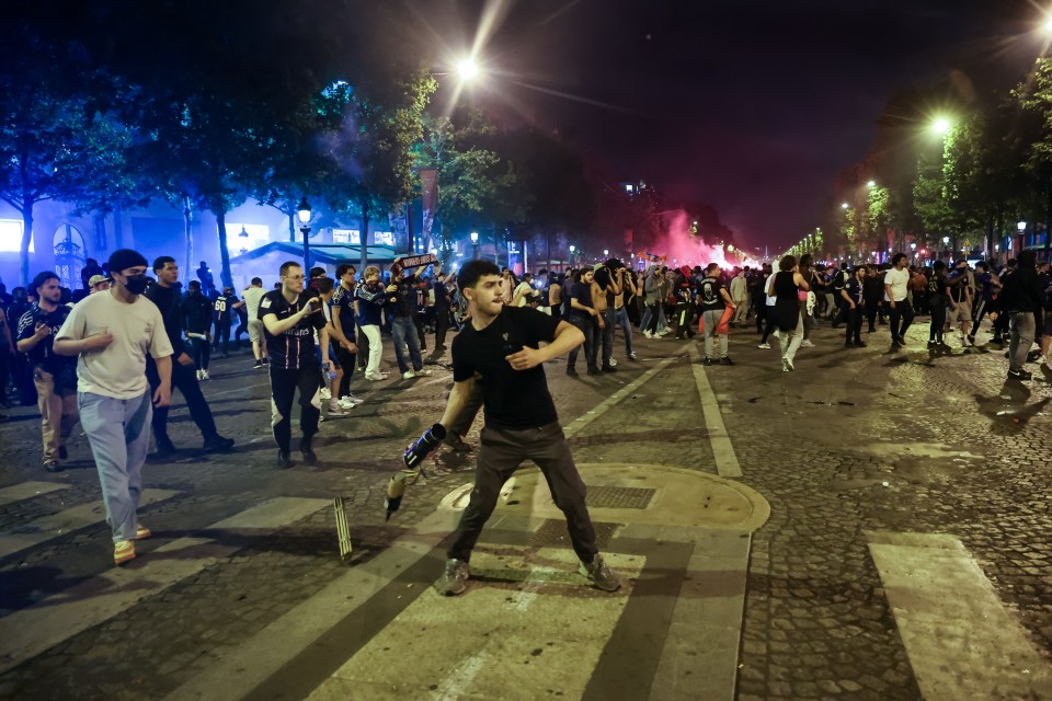 Đêm ăn mừng hóa ác mộng: Paris chìm trong khói lửa bạo loạn khi PSG vô địch Champions League, CĐV và dân thường bỏ mạng- Ảnh 5. Đêm ăn mừng hóa ác mộng: Paris chìm trong khói lửa bạo loạn khi PSG vô địch Champions League, CĐV và dân thường bỏ mạng- Ảnh 5.