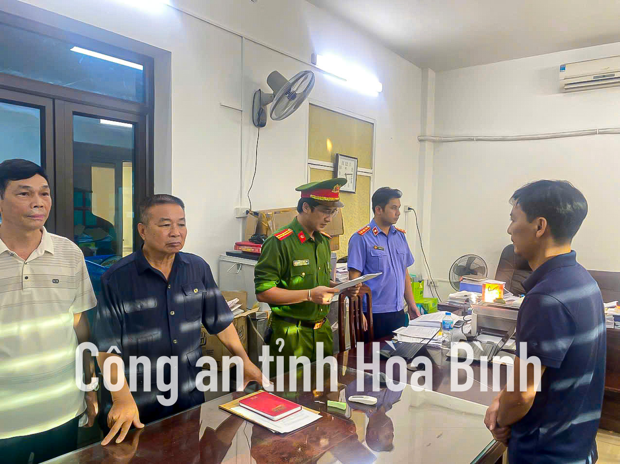 Khởi tố giám đốc Trần Văn Huân, khám xét xưởng sản xuất hàng giả- Ảnh 1. Khởi tố giám đốc Trần Văn Huân, khám xét xưởng sản xuất hàng giả- Ảnh 1.