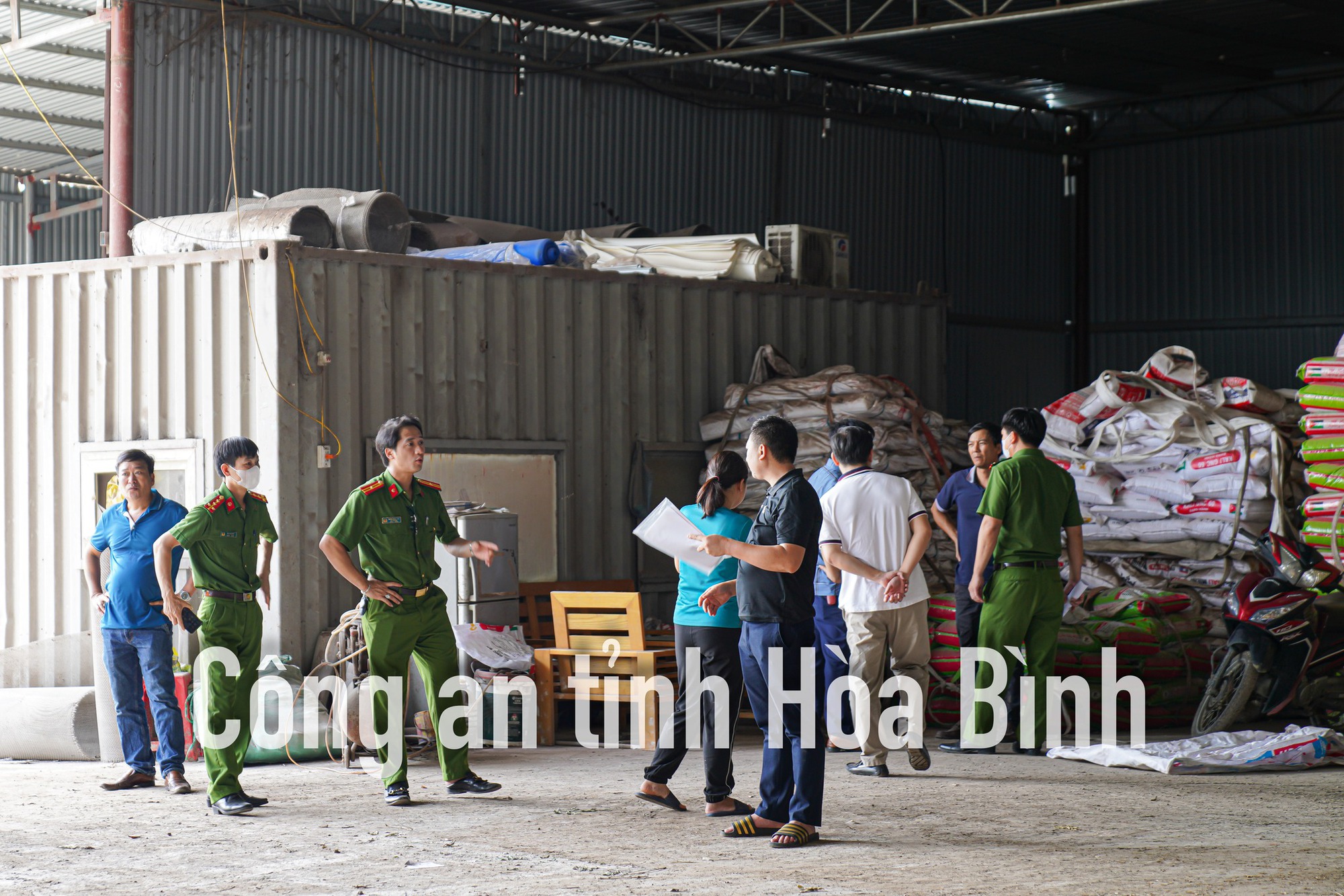 Khởi tố giám đốc Trần Văn Huân, khám xét xưởng sản xuất hàng giả- Ảnh 2. Khởi tố giám đốc Trần Văn Huân, khám xét xưởng sản xuất hàng giả- Ảnh 2.