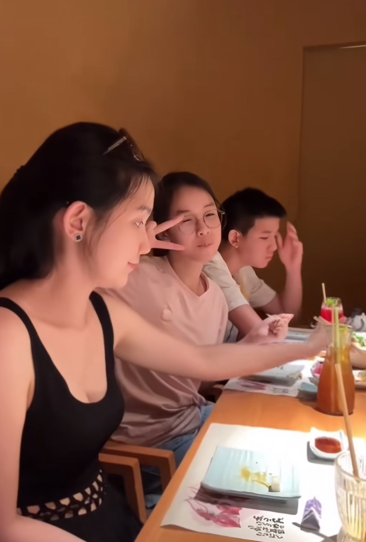 Thiếu gia con Hoa hậu Việt đang hot rần rần: 15 tuổi đã cao gần 1m9, visual như Thiếu gia con Hoa hậu Việt đang hot rần rần: 15 tuổi đã cao gần 1m9, visual như