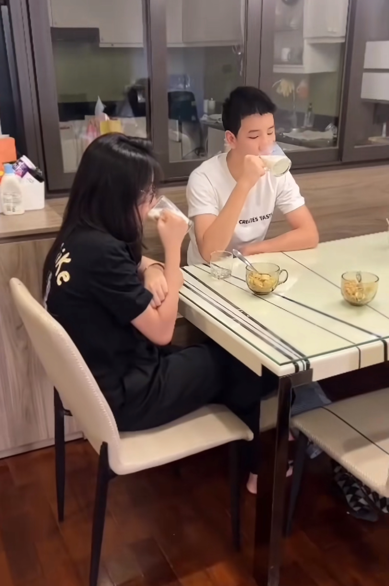 Thiếu gia con Hoa hậu Việt đang hot rần rần: 15 tuổi đã cao gần 1m9, visual như Thiếu gia con Hoa hậu Việt đang hot rần rần: 15 tuổi đã cao gần 1m9, visual như