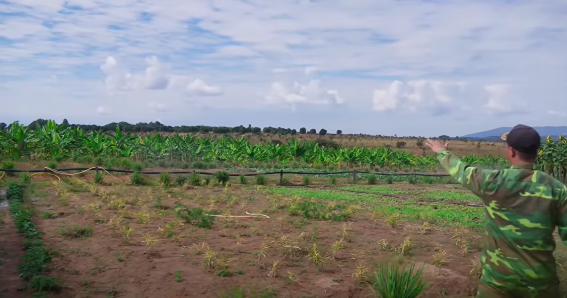 Nghi vấn trang trại của Quang Linh Vlogs ở Angola chỉ là phim trường, trồng lúa để làm content: Thực hư ra sao?- Ảnh 5. Nghi vấn trang trại của Quang Linh Vlogs ở Angola chỉ là phim trường, trồng lúa để làm content: Thực hư ra sao?- Ảnh 5.