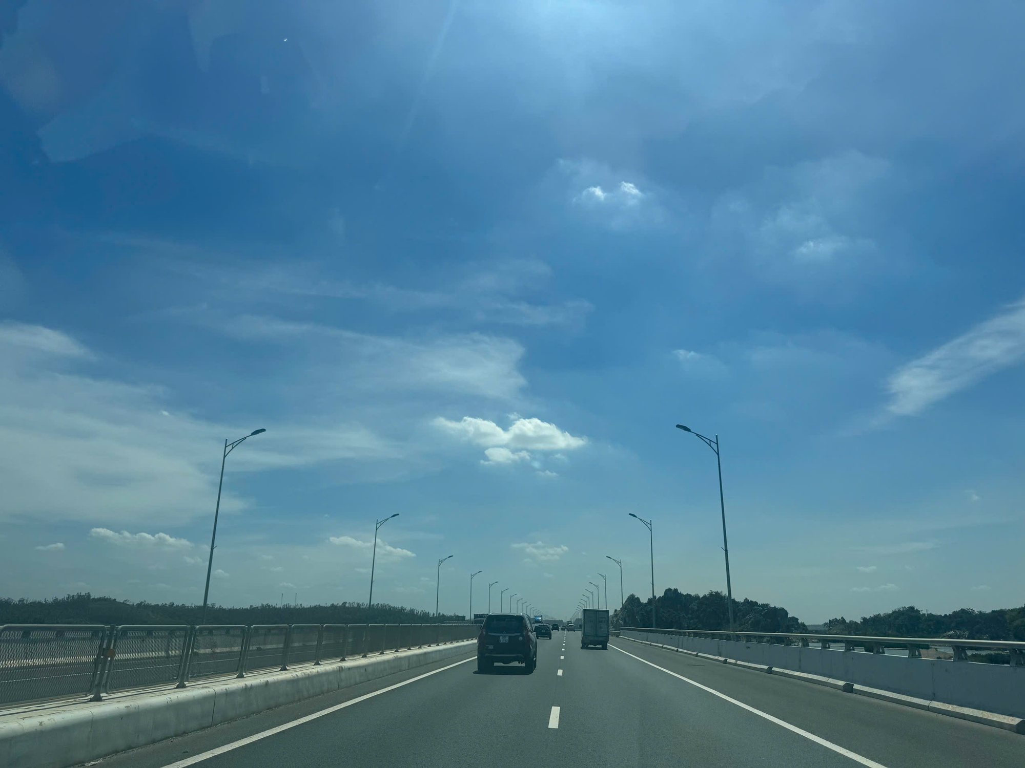 Hà Nội trưa 1/6 nóng tới 39 độ C - nhiệt độ cao nhất từ đầu mùa- Ảnh 2. Hà Nội trưa 1/6 nóng tới 39 độ C - nhiệt độ cao nhất từ đầu mùa- Ảnh 2.