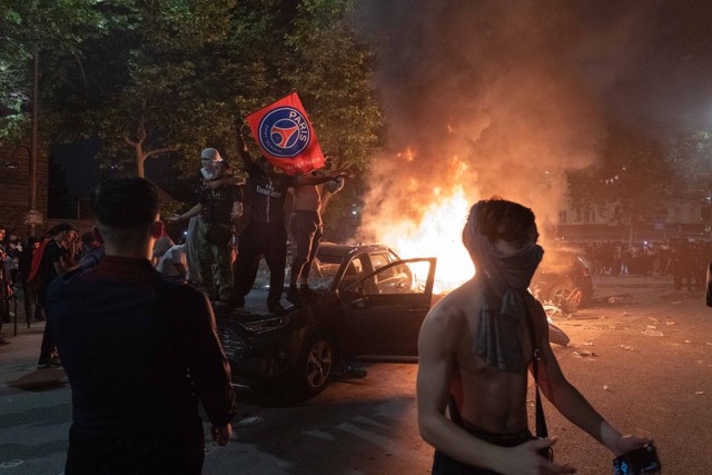 Đêm ăn mừng hóa ác mộng: Paris chìm trong khói lửa bạo loạn khi PSG vô địch Champions League, CĐV và dân thường bỏ mạng- Ảnh 2. Đêm ăn mừng hóa ác mộng: Paris chìm trong khói lửa bạo loạn khi PSG vô địch Champions League, CĐV và dân thường bỏ mạng- Ảnh 2.