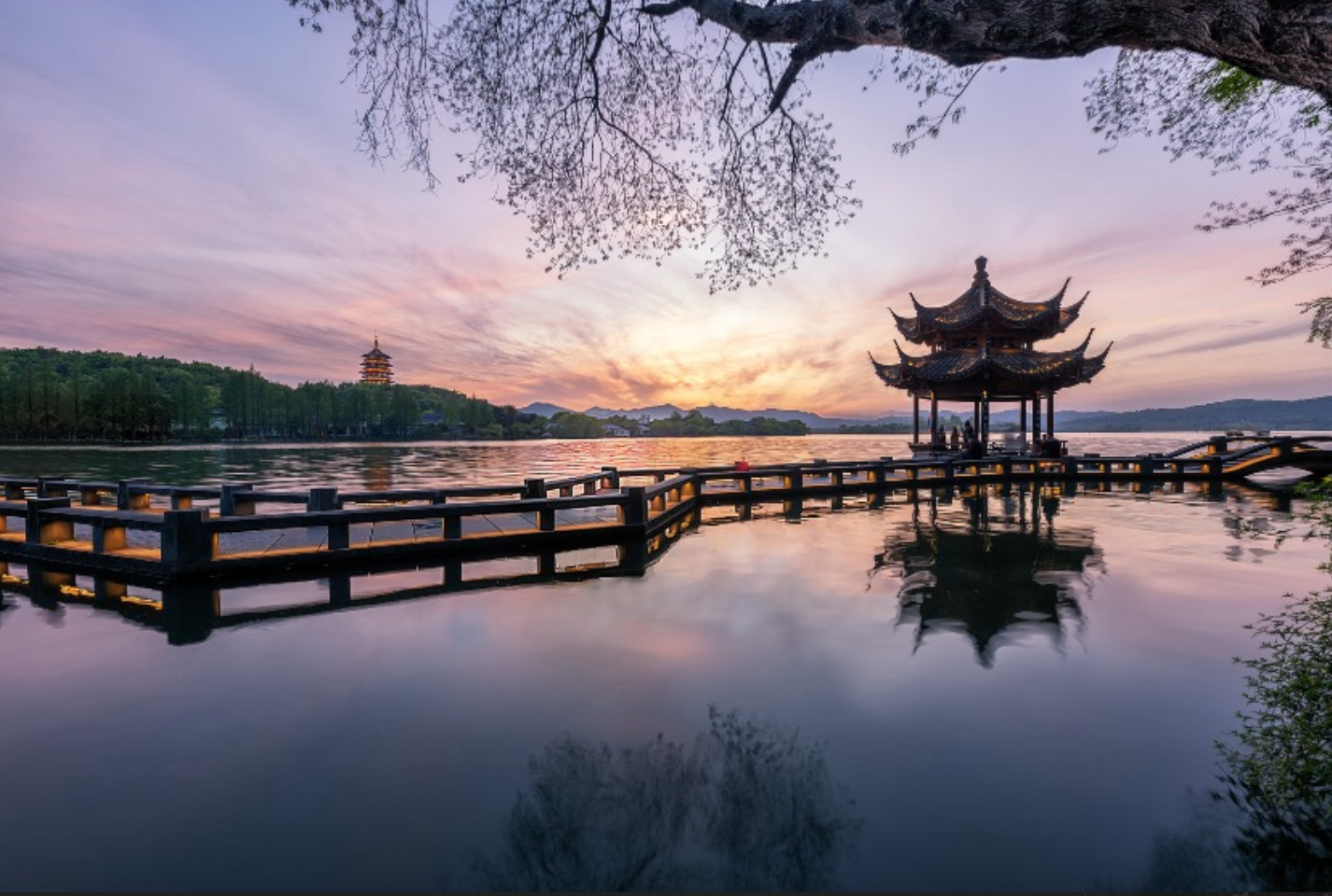 Đông nghịt người vây kín quanh 1 hồ nước lớn, ai nấy "há hốc" khi chứng kiến cảnh tượng bên dưới- Ảnh 5. Đông nghịt người vây kín quanh 1 hồ nước lớn, ai nấy "há hốc" khi chứng kiến cảnh tượng bên dưới- Ảnh 5.