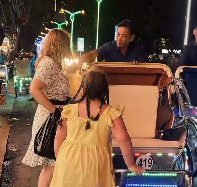 Vụ tài xế xích lô “giật tiền” từ tay du khách nước ngoài ở Nha Trang: Tài xế giải thích gì?- Ảnh 1. Vụ tài xế xích lô “giật tiền” từ tay du khách nước ngoài ở Nha Trang: Tài xế giải thích gì?- Ảnh 1.