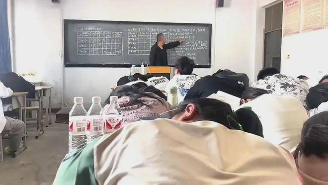Cảnh tượng trong một lớp học khiến nhiều người lắc đầu ngán ngẩm: "Rốt cuộc các em đi học vì điều gì?"- Ảnh 2. Cảnh tượng trong một lớp học khiến nhiều người lắc đầu ngán ngẩm: "Rốt cuộc các em đi học vì điều gì?"- Ảnh 2.