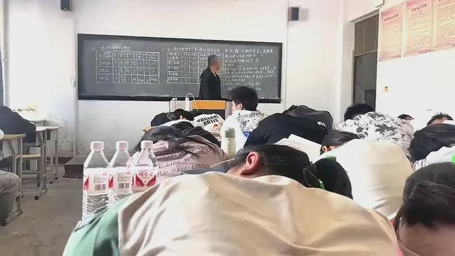 Cảnh tượng trong một lớp học khiến nhiều người lắc đầu ngán ngẩm: "Rốt cuộc các em đi học vì điều gì?"- Ảnh 1. Cảnh tượng trong một lớp học khiến nhiều người lắc đầu ngán ngẩm: "Rốt cuộc các em đi học vì điều gì?"- Ảnh 1.