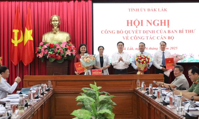 Công bố quyết định của Ban Bí thư về công tác cán bộ tại 3 tỉnh- Ảnh 2. Công bố quyết định của Ban Bí thư về công tác cán bộ tại 3 tỉnh- Ảnh 2.