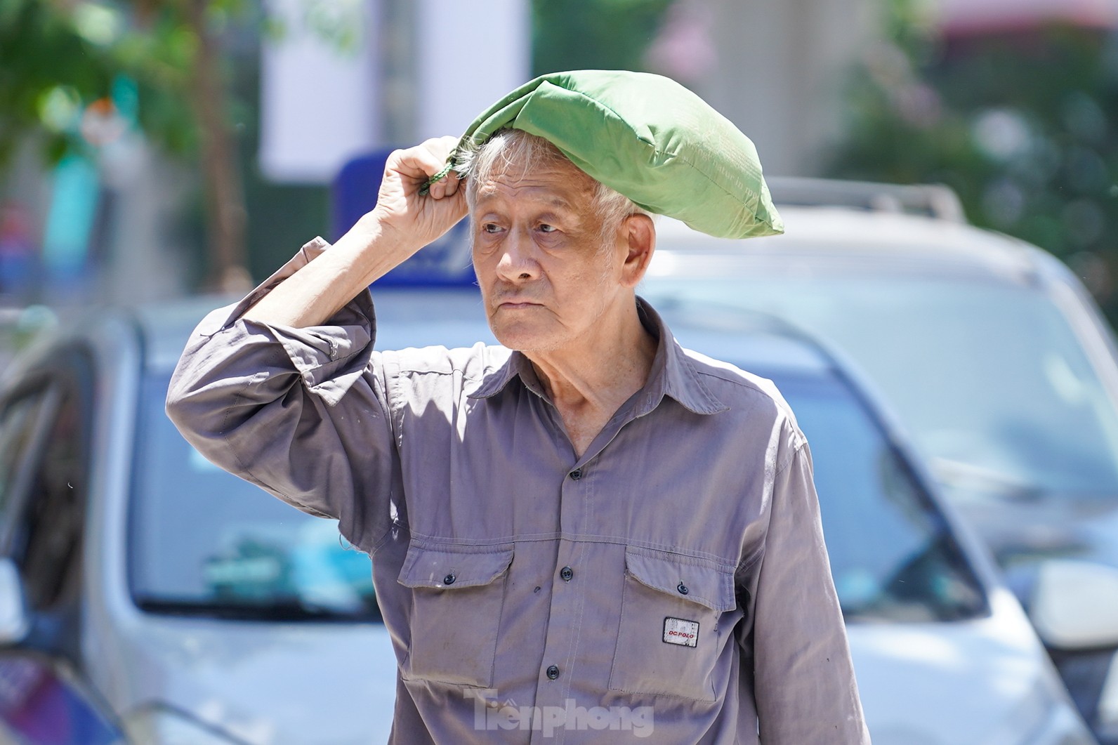 Hà Nội vào đỉnh điểm nắng nóng, mặt đường hơn 50 độ C- Ảnh 9.