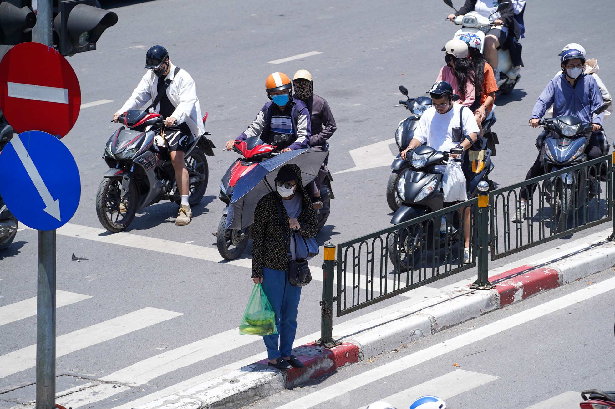 Hà Nội vào đỉnh điểm nắng nóng, mặt đường hơn 50 độ C- Ảnh 7.