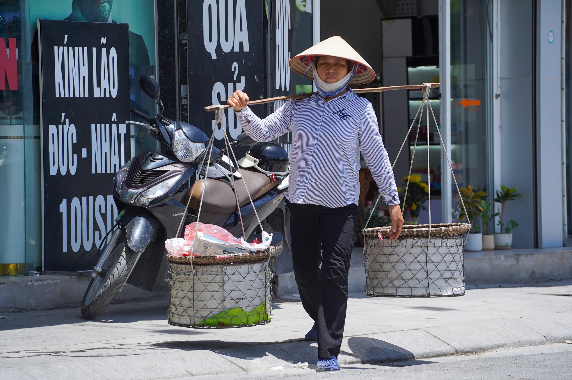 Hà Nội vào đỉnh điểm nắng nóng, mặt đường hơn 50 độ C- Ảnh 10.