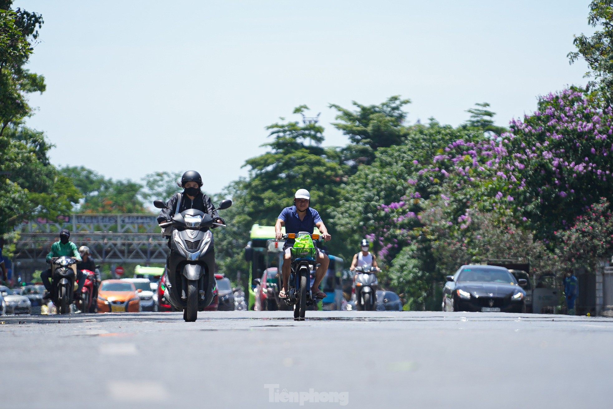 Hà Nội vào đỉnh điểm nắng nóng, mặt đường hơn 50 độ C- Ảnh 1.