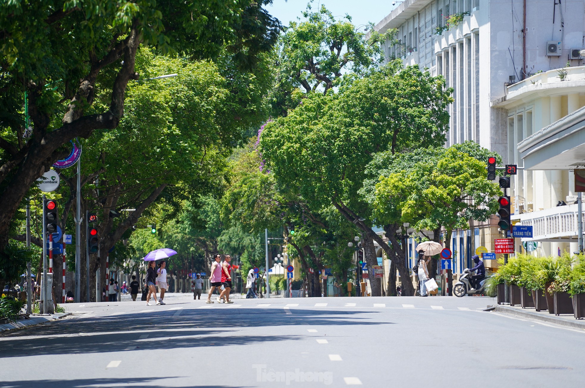 Hà Nội vào đỉnh điểm nắng nóng, mặt đường hơn 50 độ C- Ảnh 16.