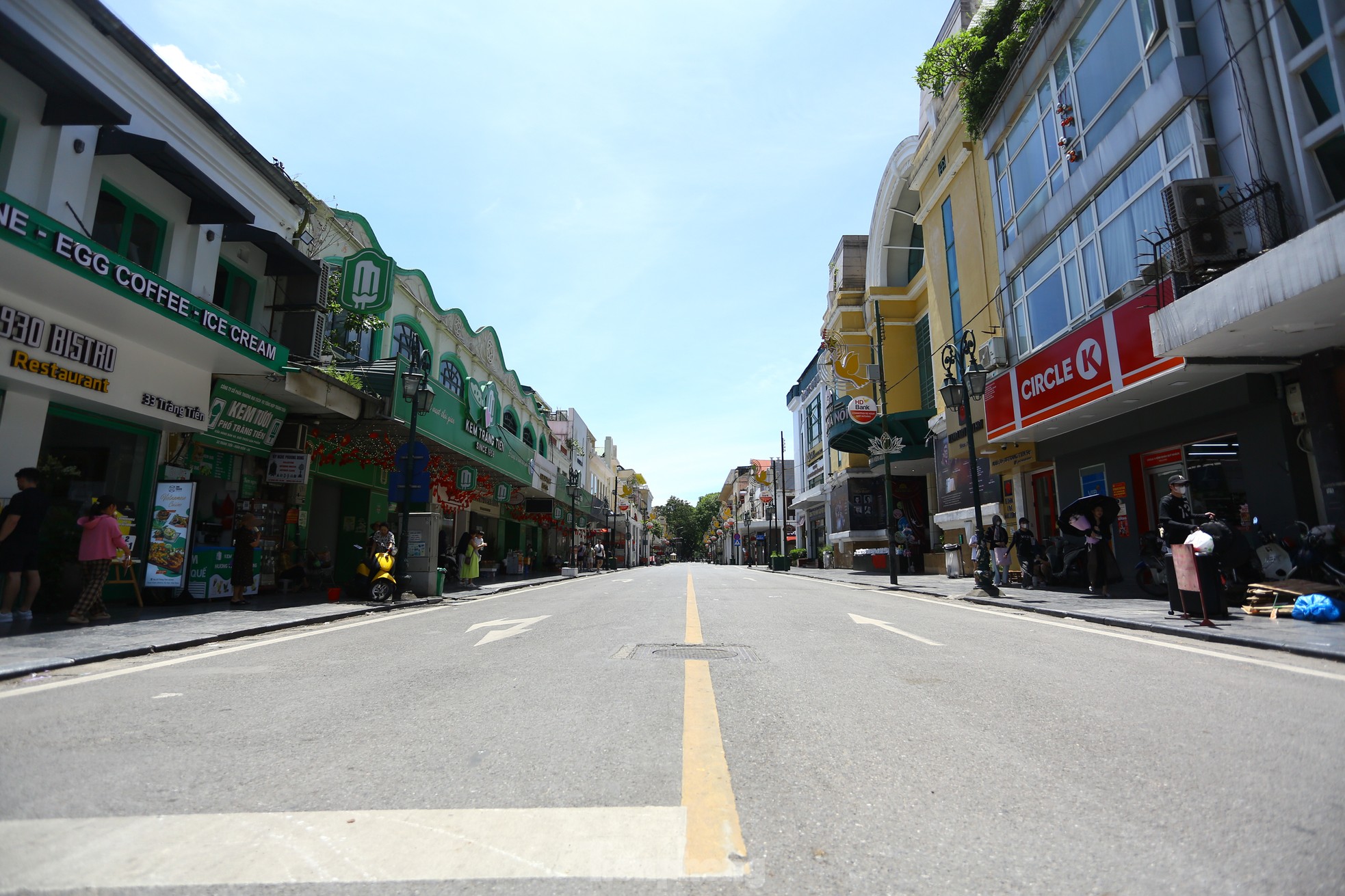 Hà Nội vào đỉnh điểm nắng nóng, mặt đường hơn 50 độ C- Ảnh 15.