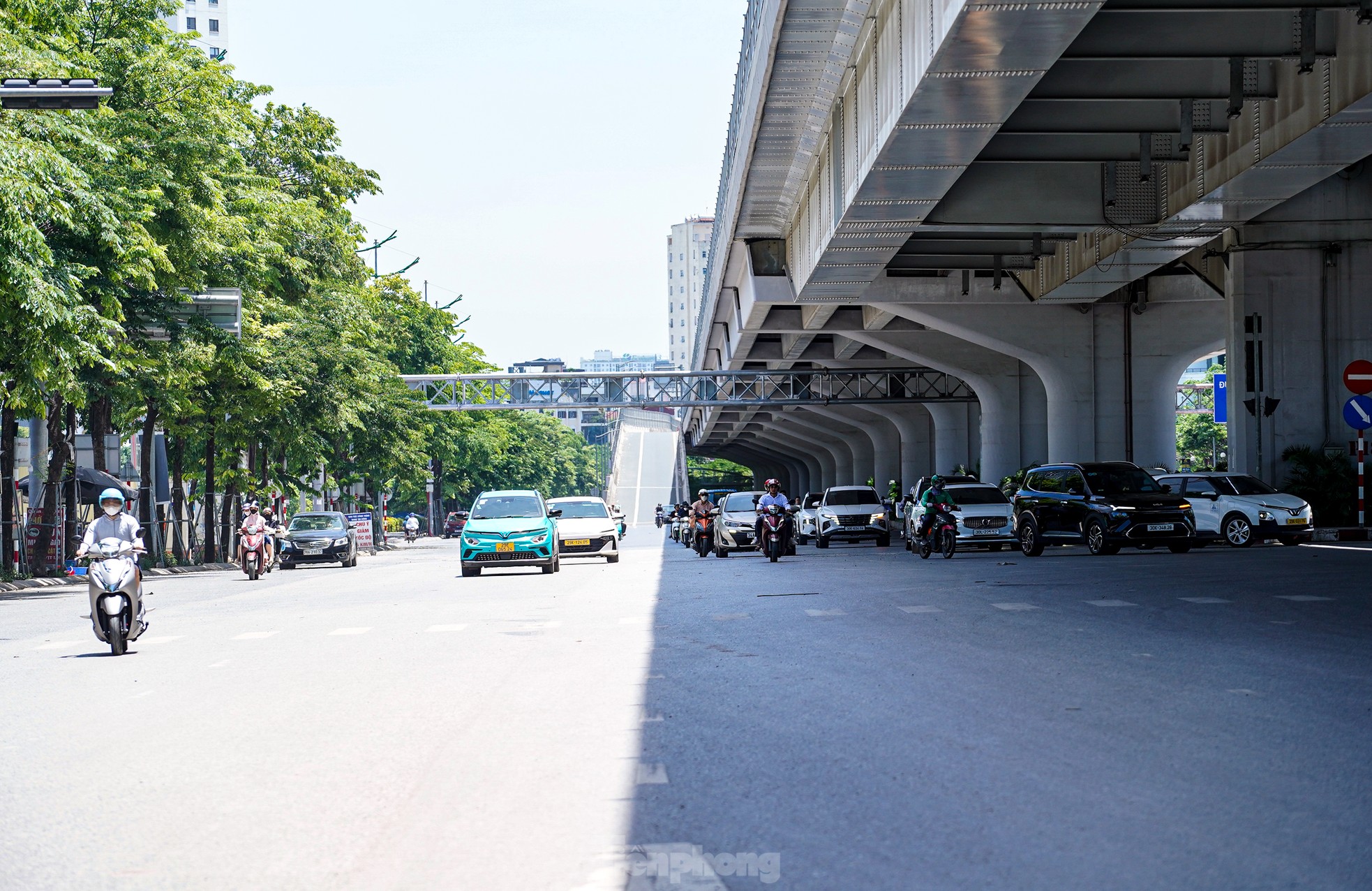 Hà Nội vào đỉnh điểm nắng nóng, mặt đường hơn 50 độ C- Ảnh 6.