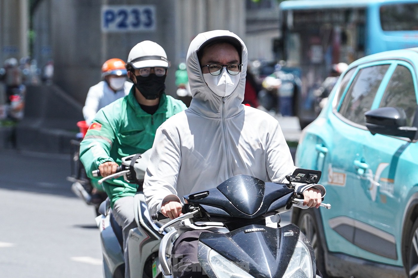 Hà Nội vào đỉnh điểm nắng nóng, mặt đường hơn 50 độ C- Ảnh 2.