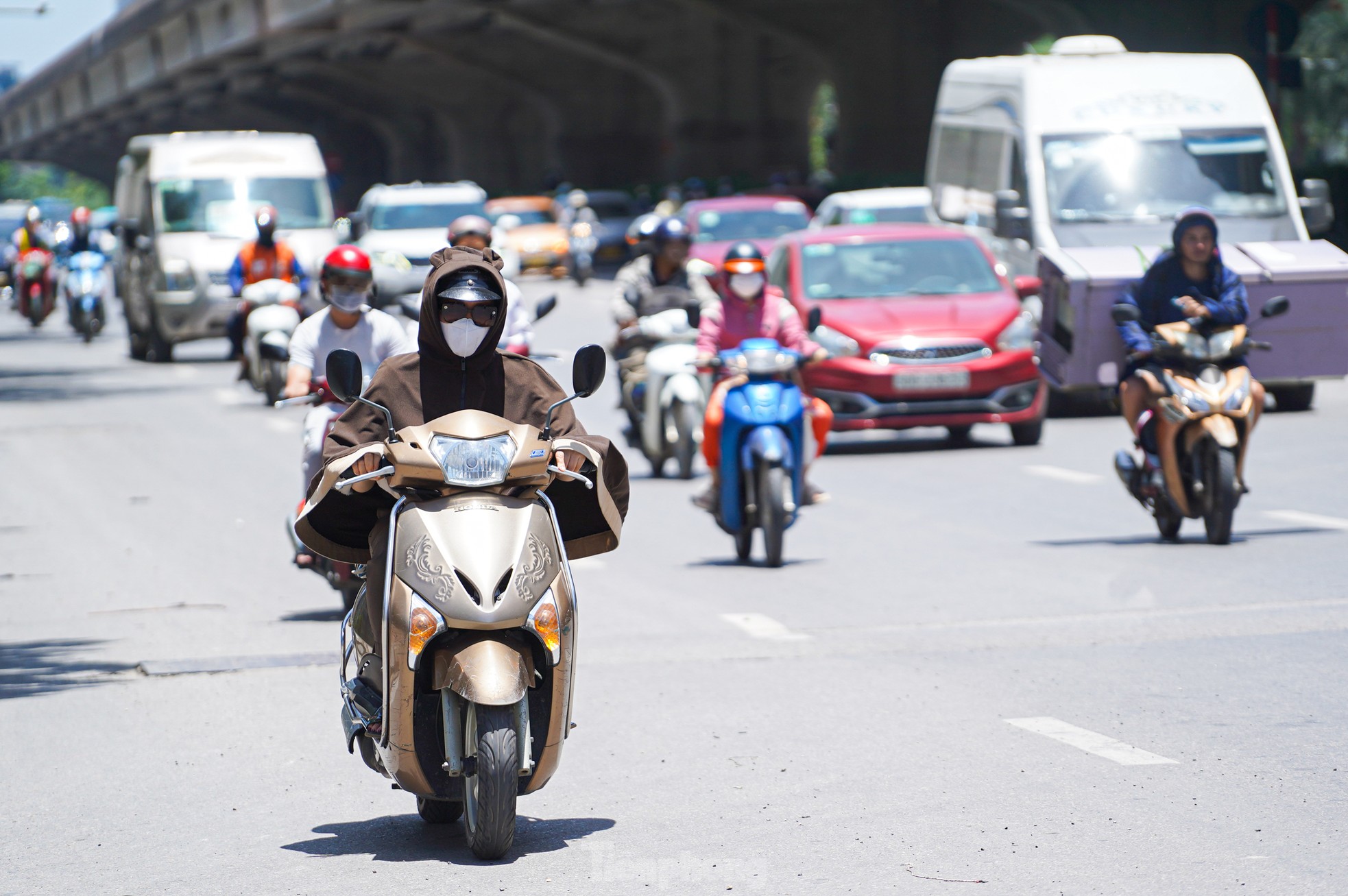 Hà Nội vào đỉnh điểm nắng nóng, mặt đường hơn 50 độ C- Ảnh 4.