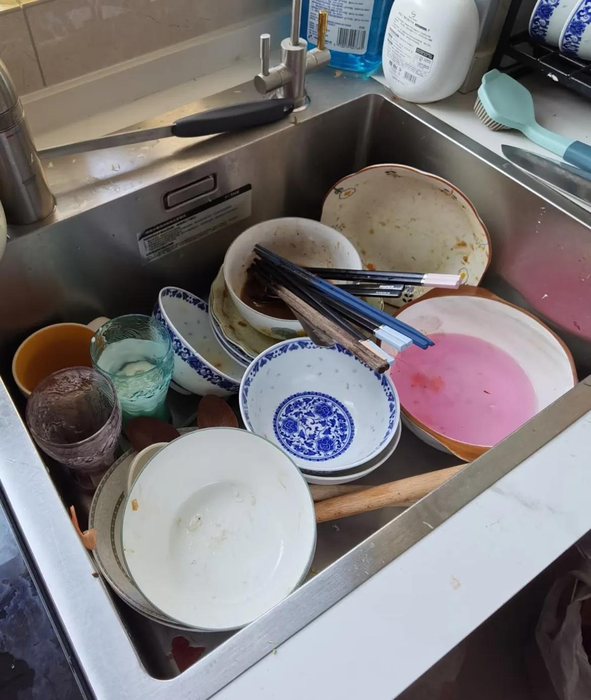 Nói với bố mẹ bạn: Đây là 5 thói quen rửa bát Nói với bố mẹ bạn: Đây là 5 thói quen rửa bát