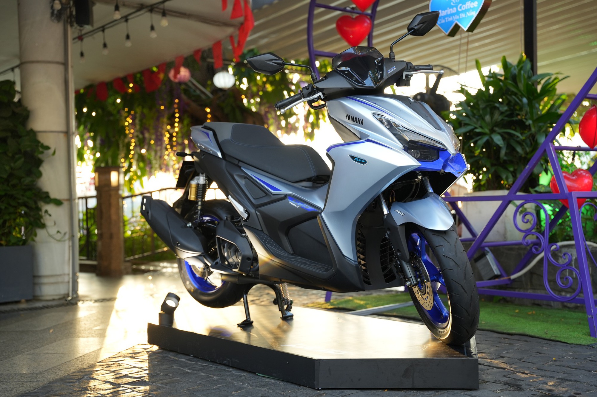 Yamaha NVX 2025 lần đầu trưng bày tại VN: Nhiều công nghệ mới, kỳ vọng giá tốt để đối đầu Air Blade- Ảnh 3. Yamaha NVX 2025 lần đầu trưng bày tại VN: Nhiều công nghệ mới, kỳ vọng giá tốt để đối đầu Air Blade- Ảnh 3.