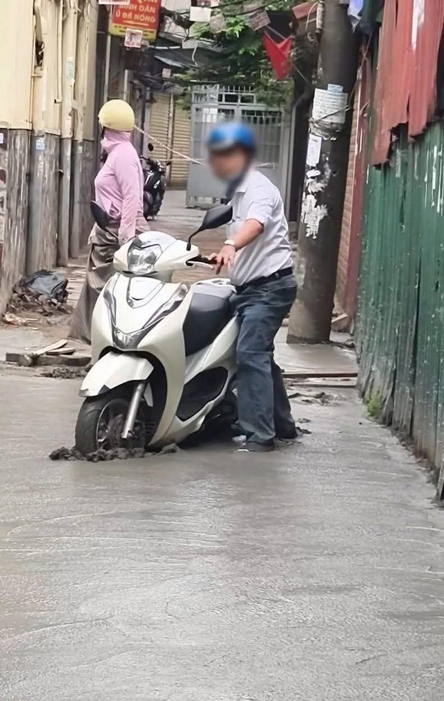 Lý do người đàn ông cố dắt xe vào ngõ mới đổ bê tông ở Hà Nội, làm hỏng 100m đường mặc hàng xóm la hét- Ảnh 2.