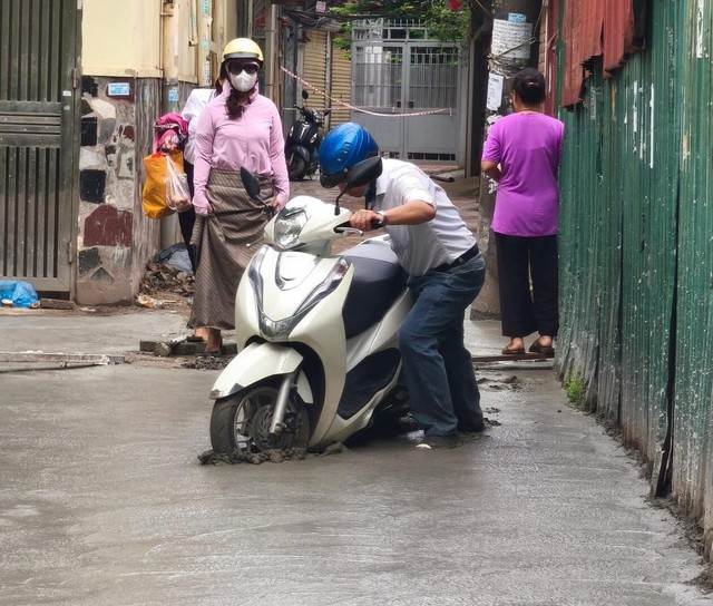 Lý do người đàn ông cố dắt xe vào ngõ mới đổ bê tông ở Hà Nội, làm hỏng 100m đường mặc hàng xóm la hét- Ảnh 1.
