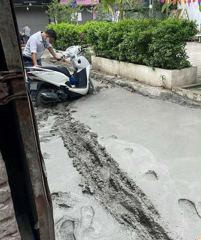 Lý do người đàn ông cố dắt xe vào ngõ mới đổ bê tông ở Hà Nội, làm hỏng 100m đường mặc hàng xóm la hét- Ảnh 4.