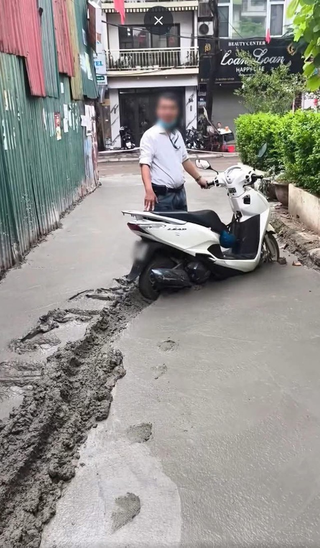 Lý do người đàn ông cố dắt xe vào ngõ mới đổ bê tông ở Hà Nội, làm hỏng 100m đường mặc hàng xóm la hét- Ảnh 3.