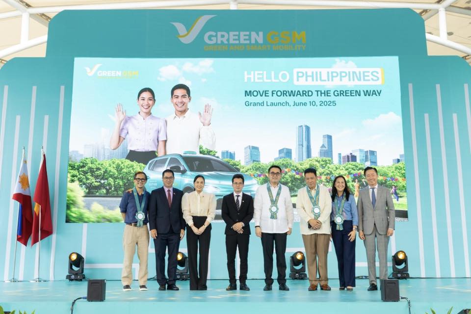 Công ty taxi của ông Phạm Nhật Vượng chính thức 'đổ bộ' quốc gia hơn 100 triệu dân, ứng dụng lọt top 1 trên Android và iOS với 100.000 lượt tải- Ảnh 2. Công ty taxi của ông Phạm Nhật Vượng chính thức 'đổ bộ' quốc gia hơn 100 triệu dân, ứng dụng lọt top 1 trên Android và iOS với 100.000 lượt tải- Ảnh 2.