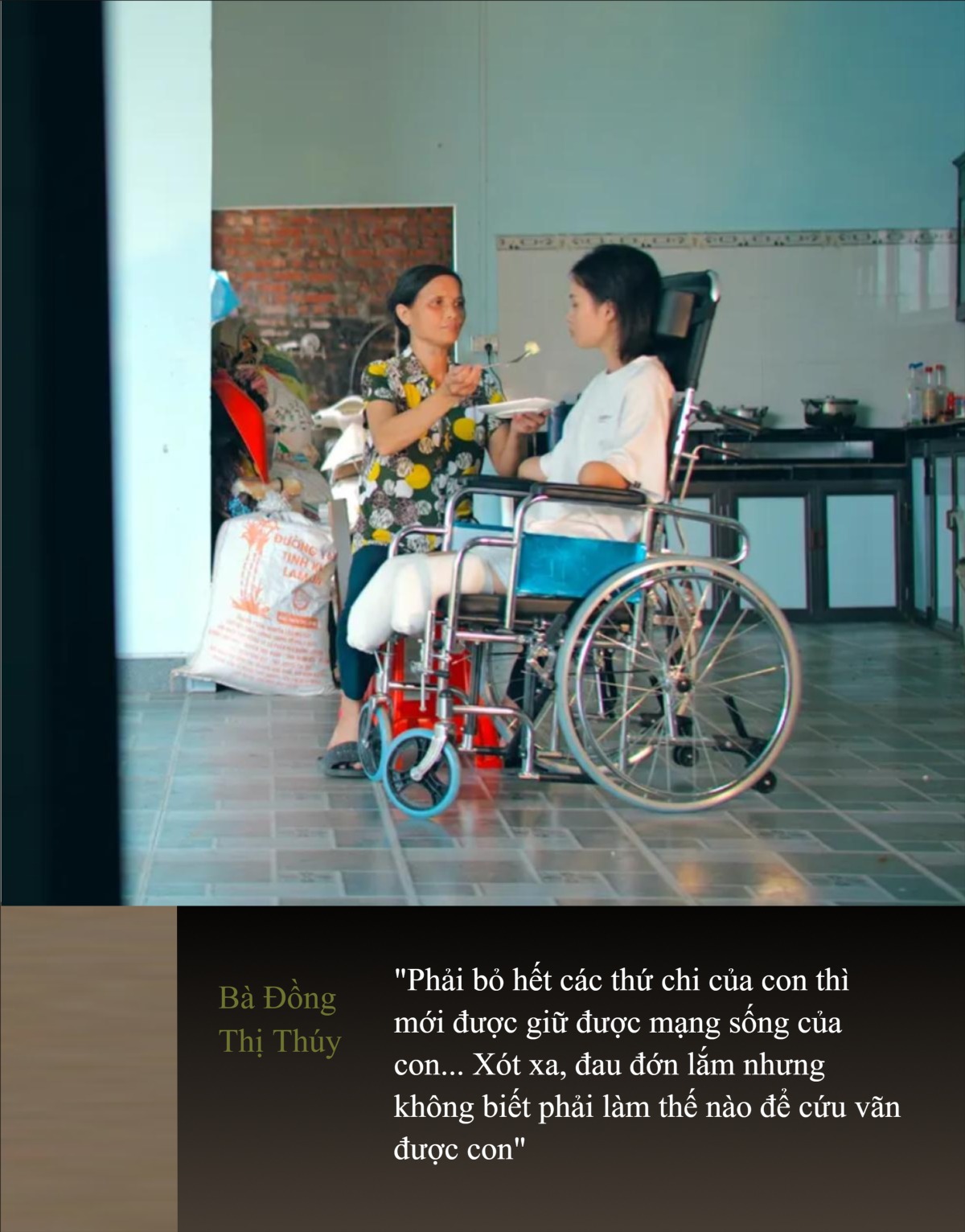 "Khi tỉnh dậy, mẹ thấy mình mất hoàn toàn tay chân rồi": Tiếng khóc ai oán của cô gái 30 tuổi mất tứ chi sau cơn bạo bệnh- Ảnh 2.