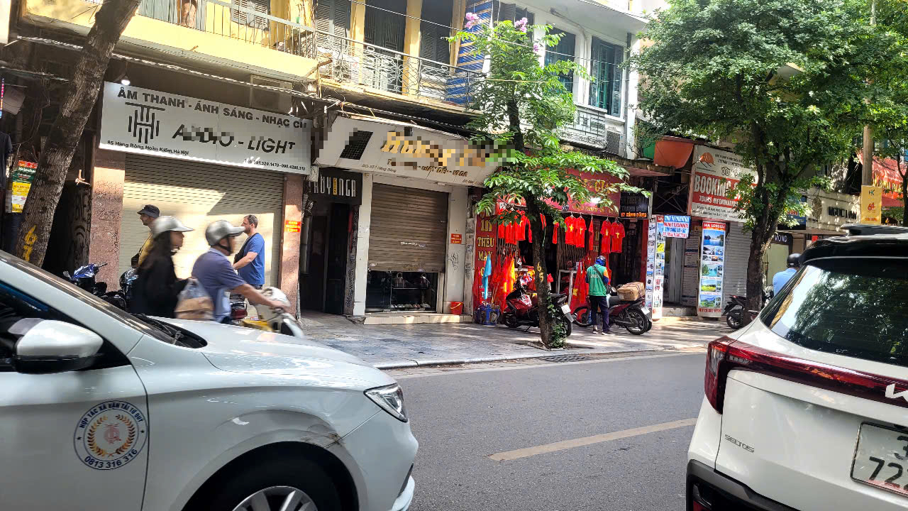 Bất ngờ với cách bán hàng "hé cửa" của tiểu thương phố cổ Hà Nội- Ảnh 4.